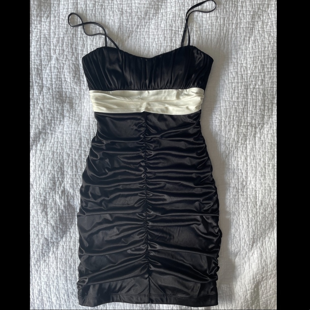 ✨3/$10✨ black mini dress with white band